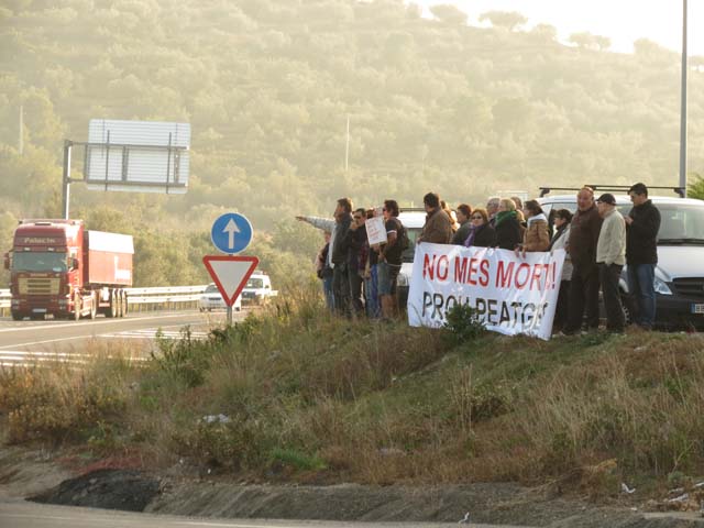 Los transportistas que participaron en la marcha lenta han sido denunciados por Trànsit.
